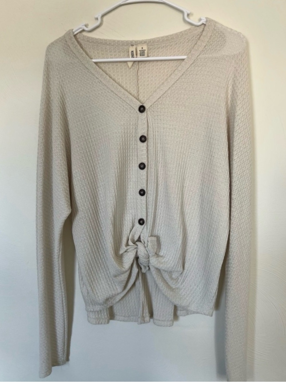 Sky and Sparrow Cream Waffle-Knit Button Front Tie Pullover
